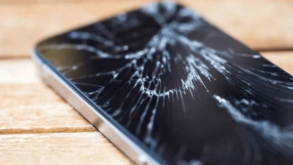 El acusado destrozó el teléfono de la víctima.