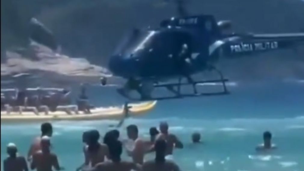 El helic�ptero que patrullaba de cerca la playa de R�o de Janeiro.