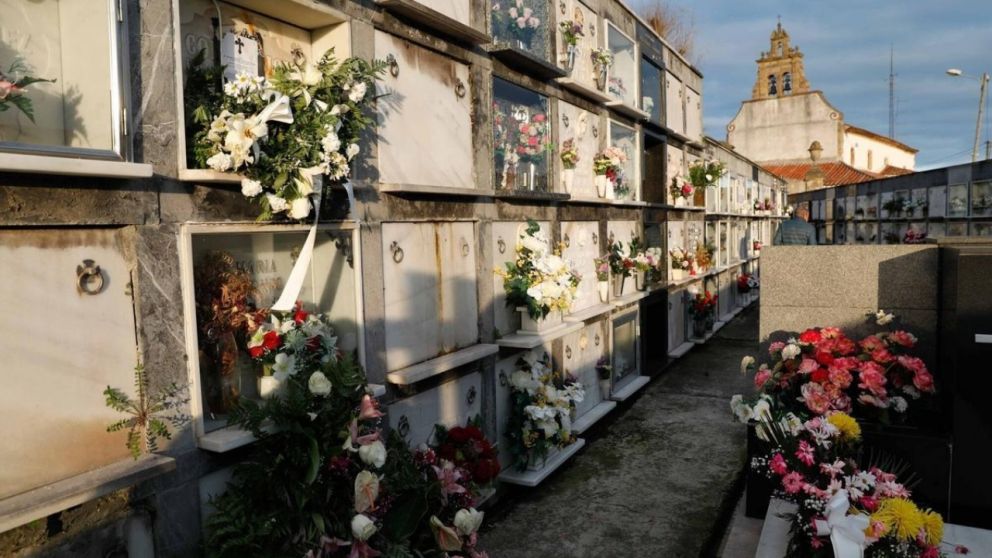 El hombre desenterró el ataúd de su madre ante la mirada atónita de las personas que se encontraban en el cementerio.