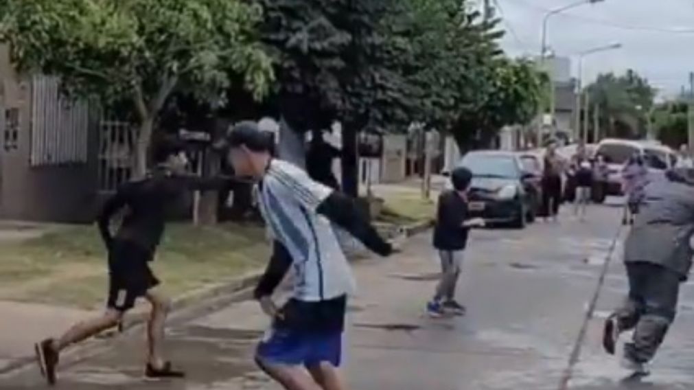 Participaron grandes y chicos, pero nadie se salvó de la guerra de bombitas de agua.