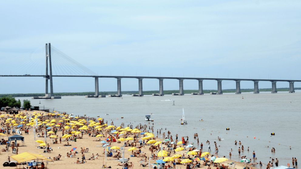 Ideal para una escapada de verano: esta es la ciudad que tiene playas, islas, reservas, piletas y mucho más.