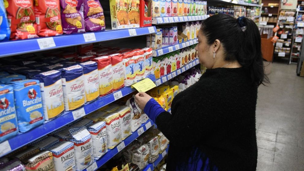 Se derrumbó el consumo de bienes de primera necesidad (Carlos Ventura/Crónica/Archivo).