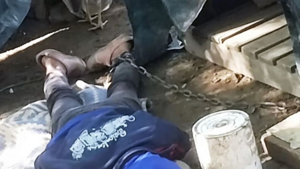 Una mujer estaba encadenada a la cucha de un perro en medio de un gallinero (Gentileza El Tribuno).