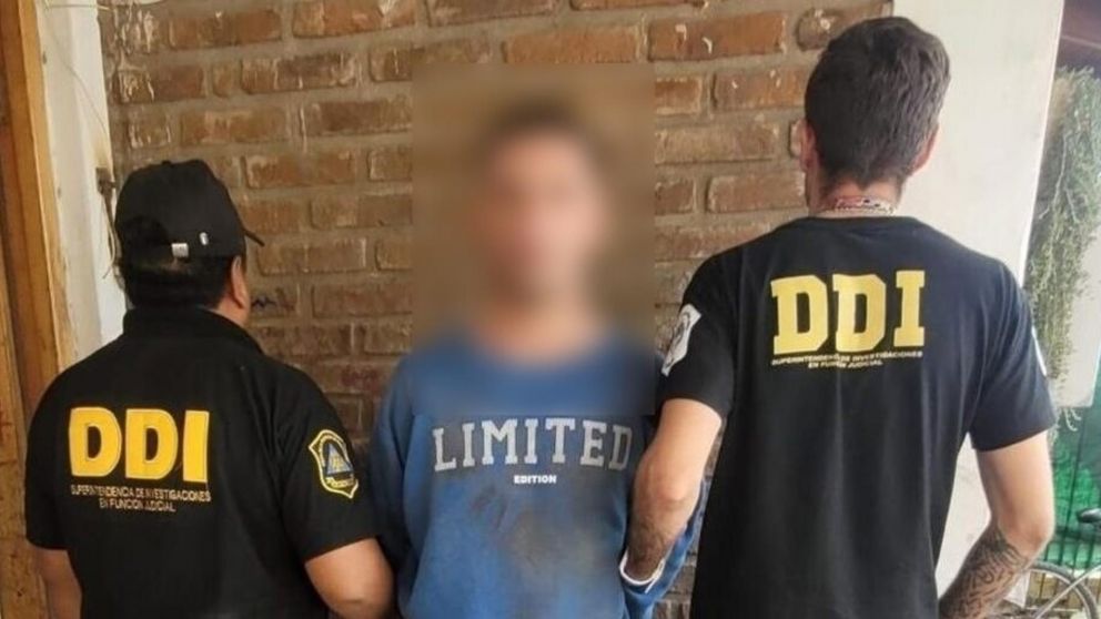 Este es uno de los individuos que fue detenido por los investigadores policiales.