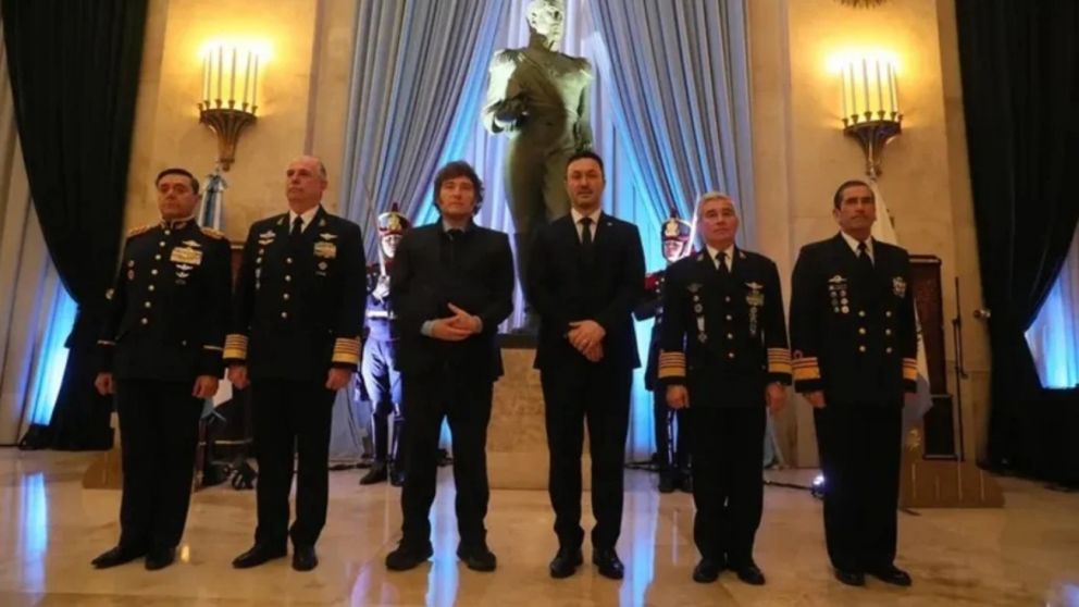 El conjunto de ascensos incluye miembros de la Fuerza Aérea, la Armada y el Ejército.