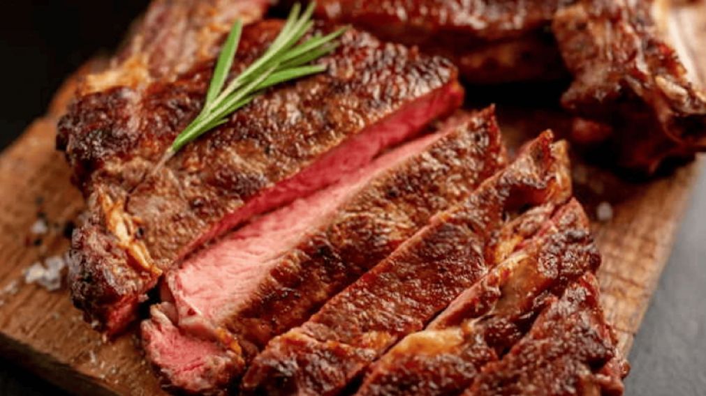 Jugoso y barato: El corte de carne que se consigue por apenas $4200 y es un éxito para el asado de Año Nuevo