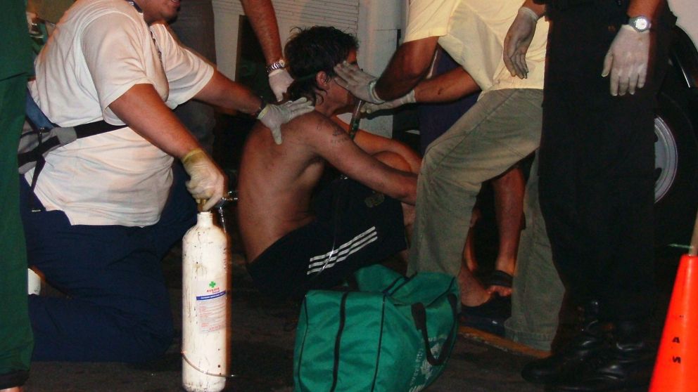 EL TRABAJO DE LOS MÉDICOS AQUELLA NOCHE FUE INCESANTE.