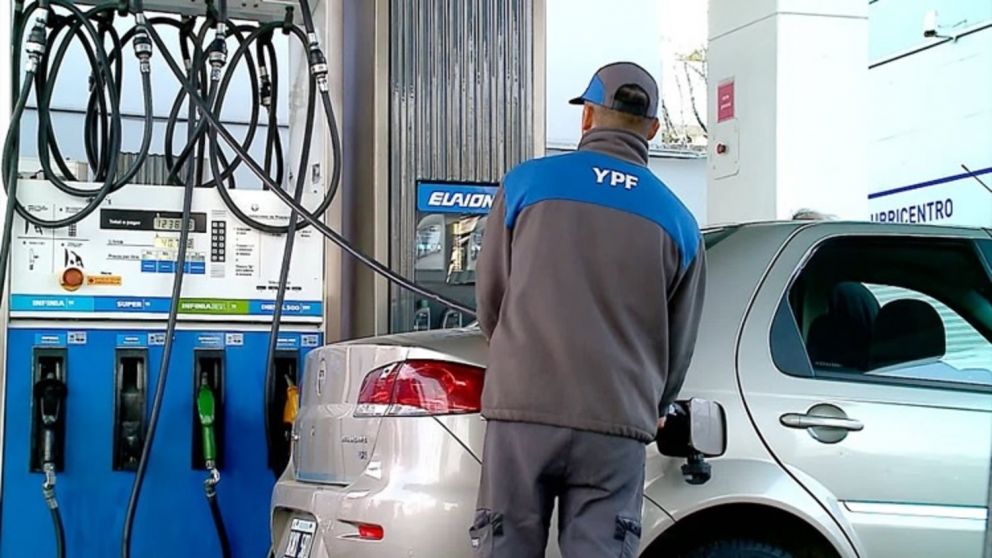 La venta de combustibles permanece por debajo en la comparación interanual y acumuló once meses en retroceso.
