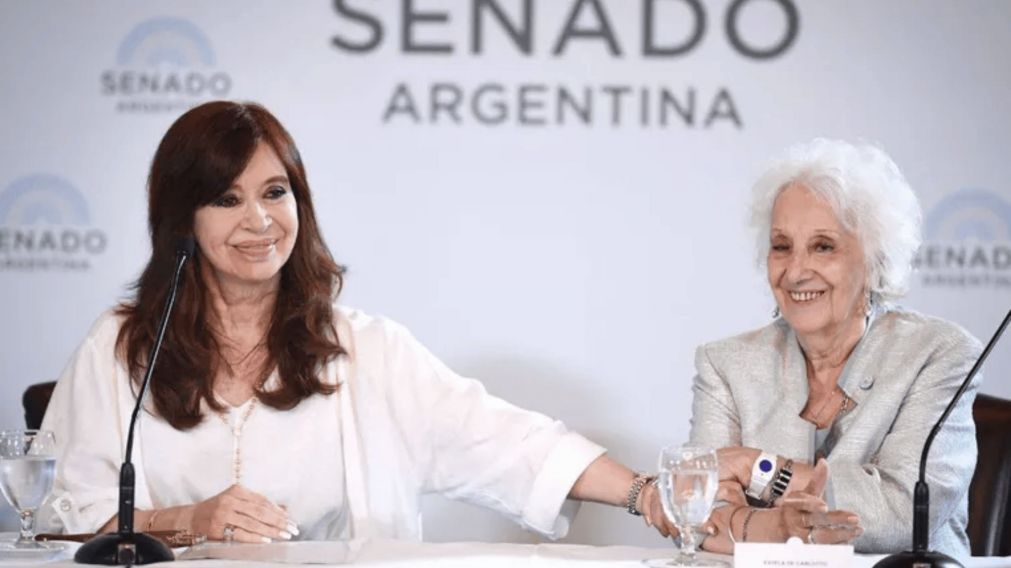 Cristina Kirchner junto a Estela de Carlotto en 2023.