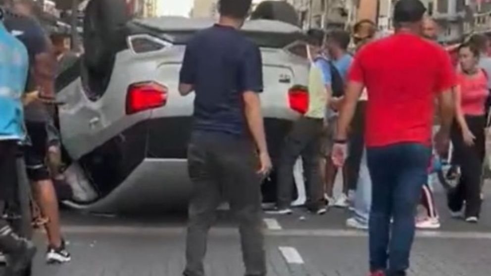 Así quedó el auto de una conductora que volcó en plena Avenida Corrientes.
