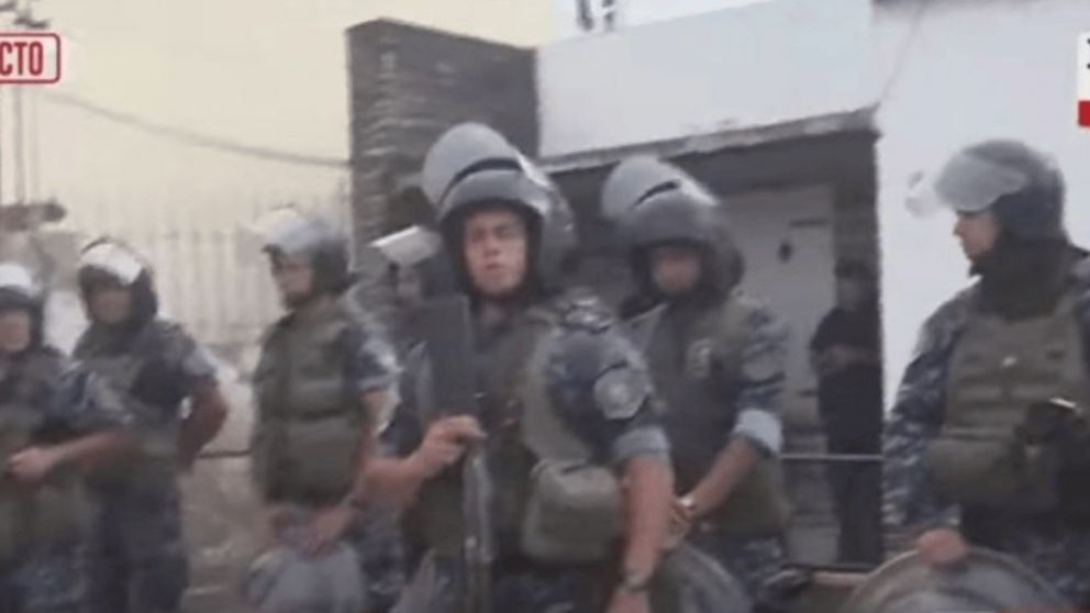 Fuerte operativo policial para custodiar a la pareja del policía retirado que mató a su vecino.