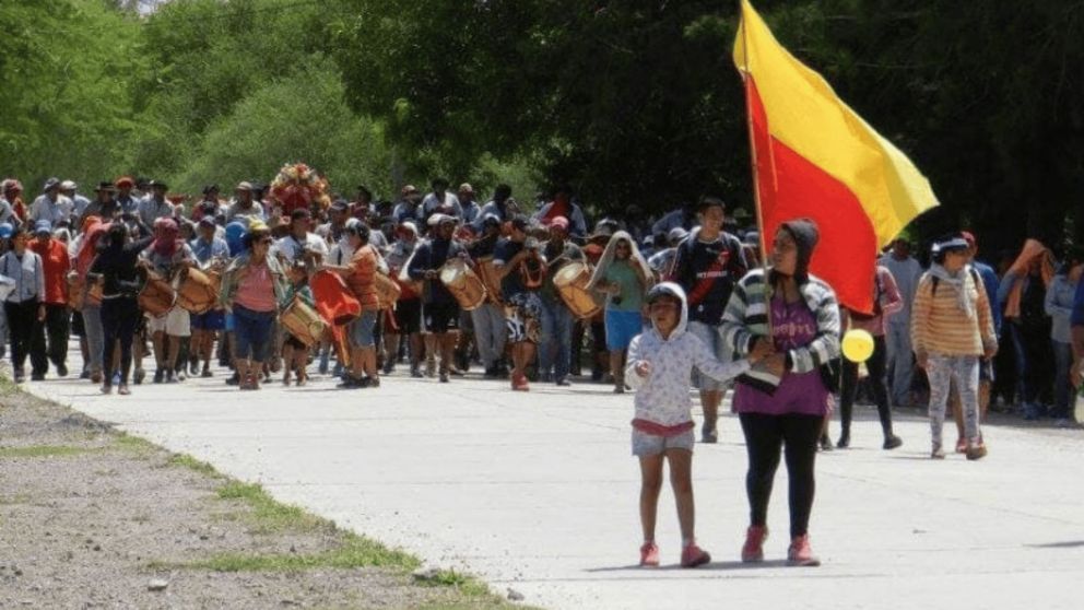 Miles de peregrinos de San Esteban caminan días para venerar al santo mártir.