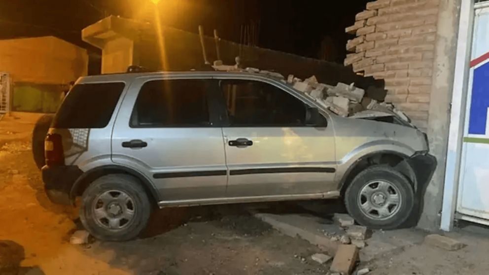 Así quedó el auto tras impactar contra una casa.