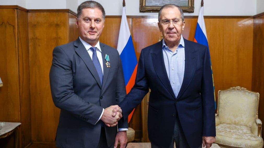 El embajador ruso en Argentina, Dmitry Feoktistov, junto al Jefe de Cancillería de Rusia, Serguéi Lavrov (X).