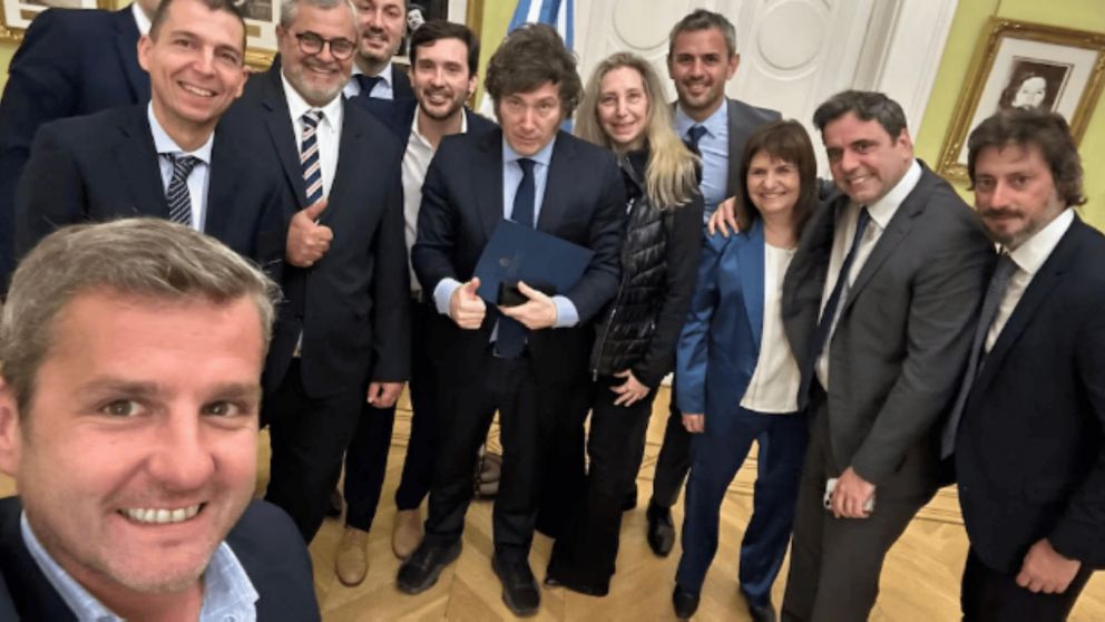 Diputados de la UCR en una reunión en Casa Rosada previa a la votación de la ley de movilidad jubilatoria.