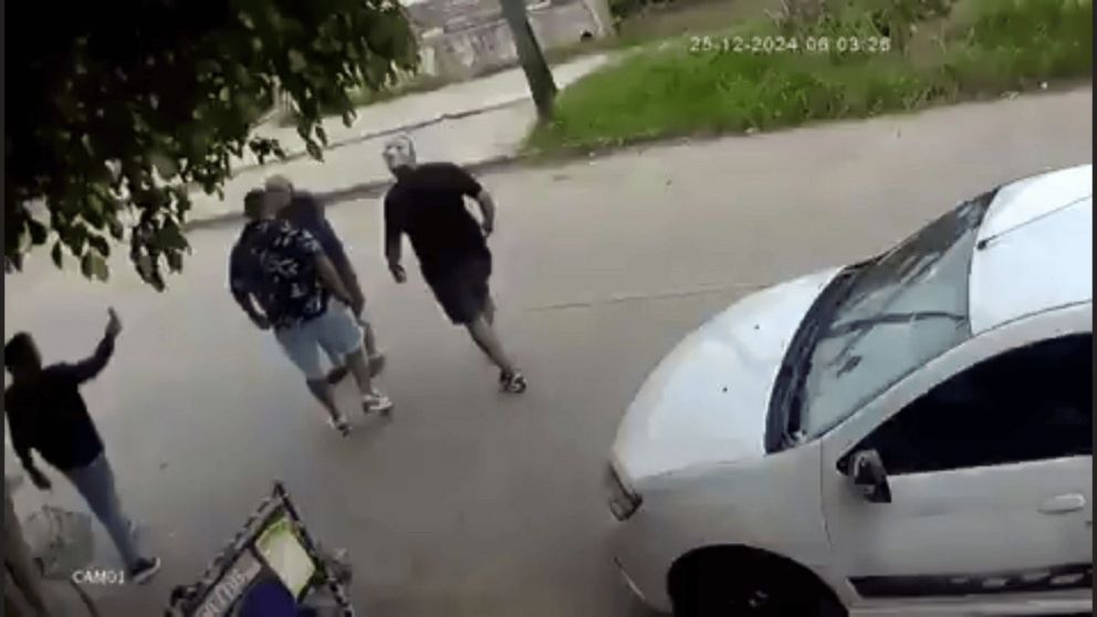 Parte del brutal episodio quedó registrado en cámaras de seguridad de la zona (Captura de video).