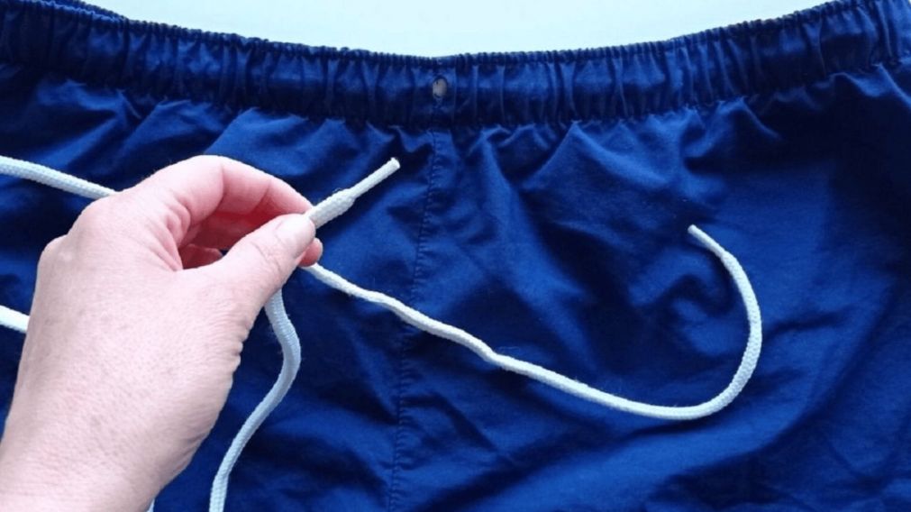 El ingenioso truco para volver a colocar el cordón de los pantalones o shorts en segundos.