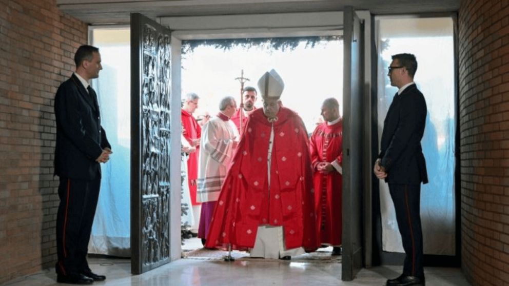 Francisco atraviesa la segunda Puerta Santa del Jubileo 2025 (Gentileza Vatican News).