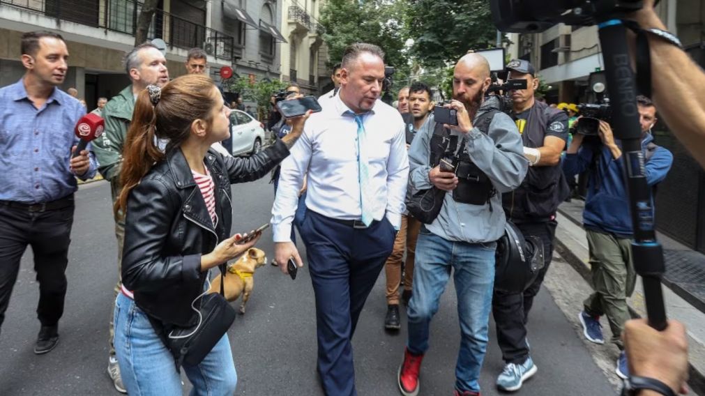 Un diplom�tico ruso se present� ante los oficiales de tr�nsito que detuvieron a dos autos de la embajada (Gentileza NA).