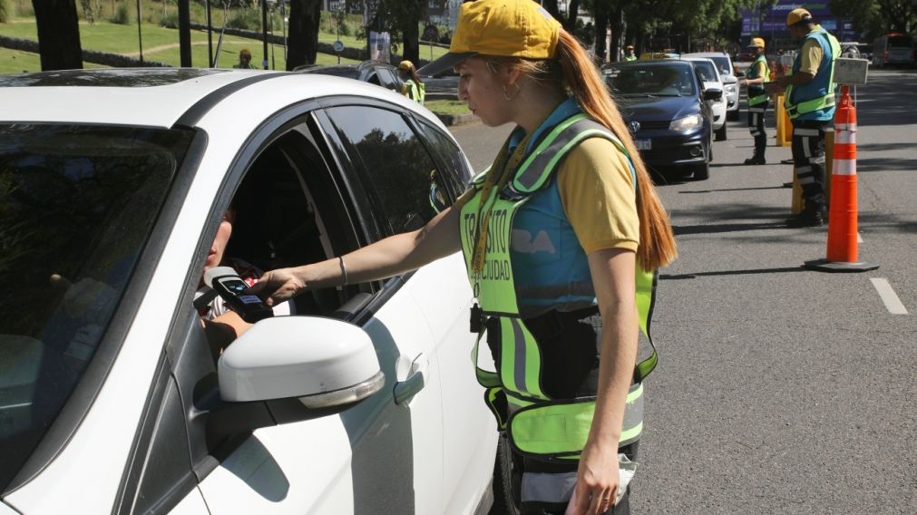 El límite máximo tolerado de alcohol en sangre en la Ciudad de Buenos Aires, es de 0,5 gr/l para vehículos particulares.