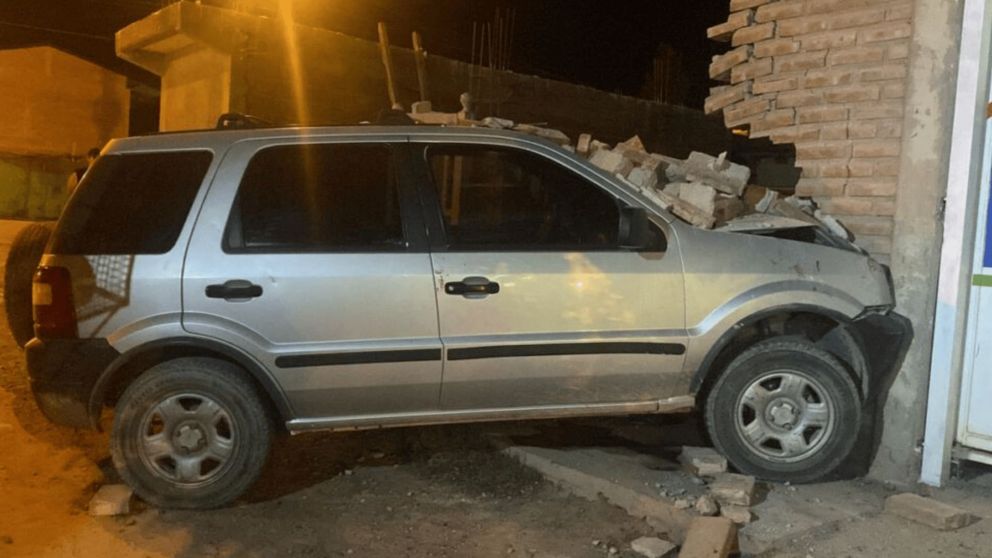 Tras el choque, el hombre tuvo que ser trasladado al hospital, mientras que la mujer escapó corriendo desnuda (Gentileza: Centenario Digital).