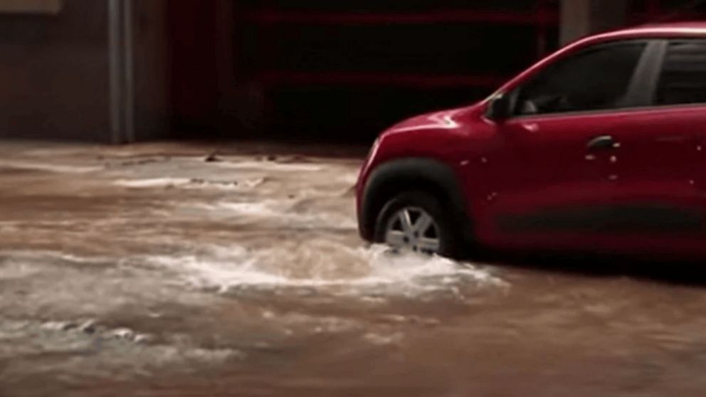 Los vecinos de Las Cañitas amanecieron este miércoles de Navidad con las calles inundadas (NA).