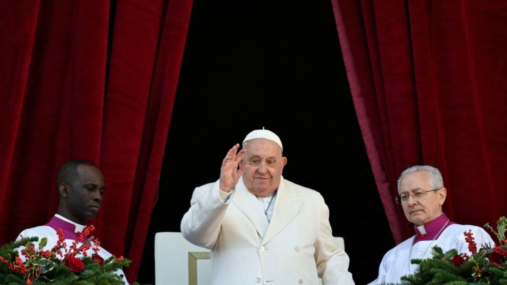 El Papa Francisco saluda tras su tradicional discurso Urbi et Orbi del día de Navidad desde el balcón principal de la Basílica de San Pedro en el Vaticano (X/@pontifex).