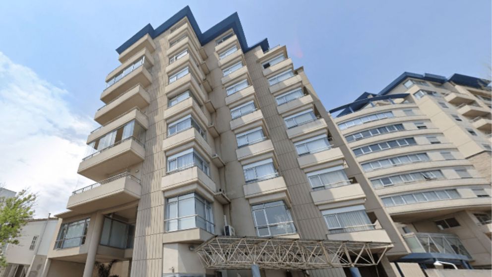 Según informaron las autoridades, el hombre cayó desde el octavo piso y falleció en el acto (Imagen: Google Street View).