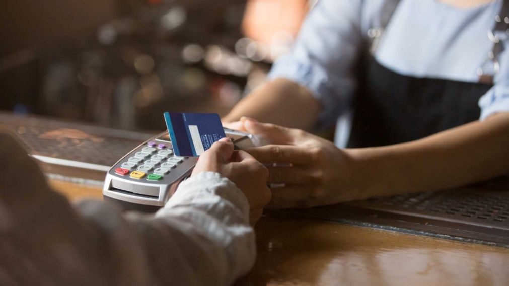 El Banco Central anunció medidas para beneficiar a los comerciantes que acepten tarjetas prepagas de billeteras virtuales.
