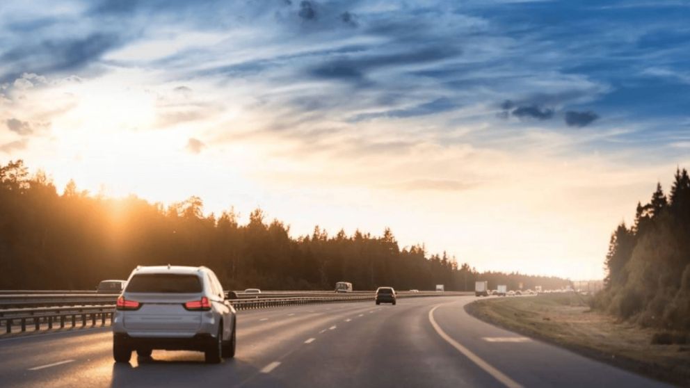 Señal de tránsito con fondo azul: qué hacer cuando la vemos