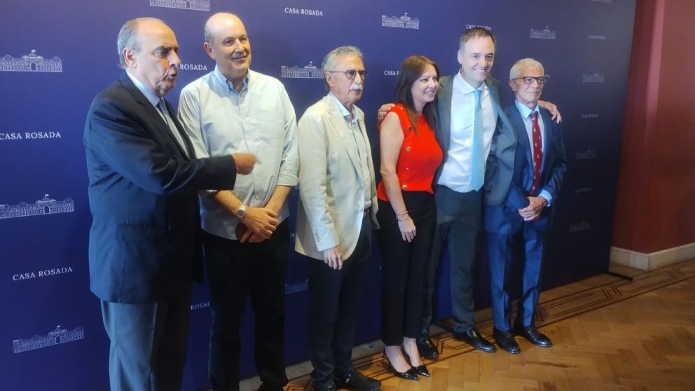 Brindis en Casa Rosada con Manuel Adorni y cinco ministros, sin Javier Milei.