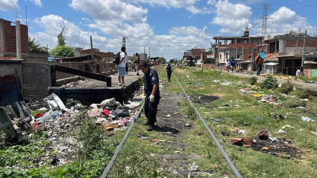 Los restos humanos encontrados en las vías del Ferrocarril Roca corresponden a Candela Ayoza.