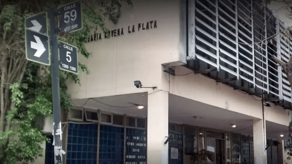 La policía investiga la caída de un joven desde un balcón.