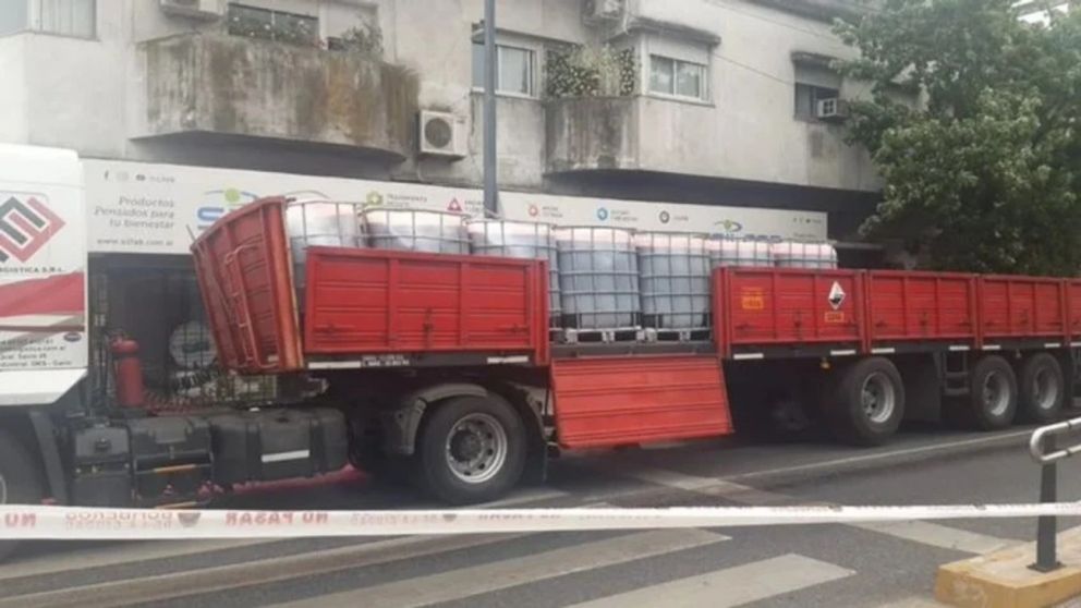 El camión que transportaba 14 recipientes, cada uno con 1.000 litros de ácido corrosivo.