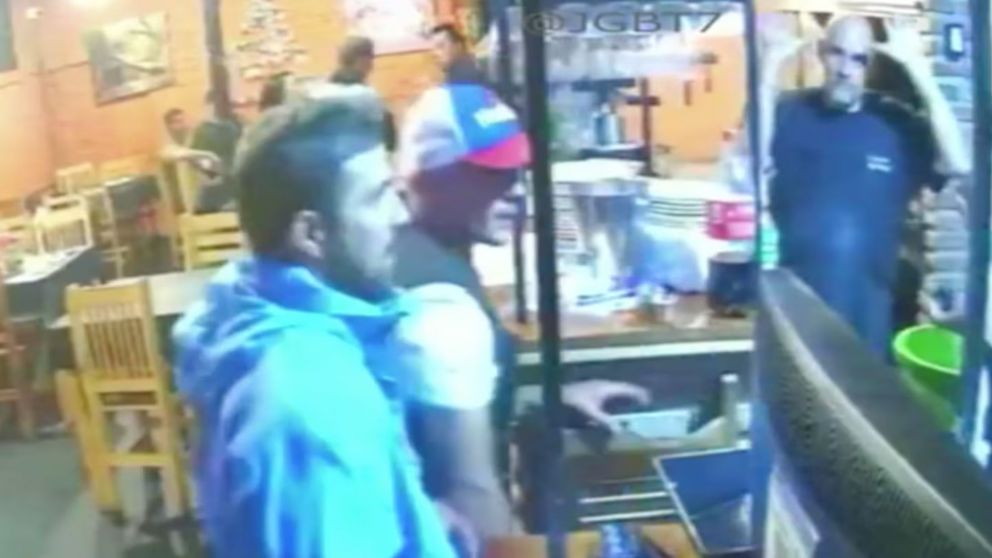 El robo quedó registrado en la cámara de seguridad del restaurante.