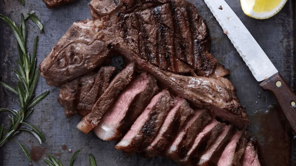 El secreto revelado por los chefs para potenciar el sabor de la carne a la parrilla, ¿de qué se trata?