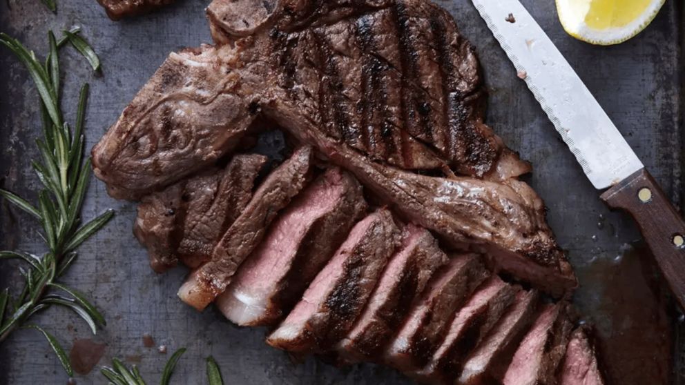 El secreto revelado por los chefs para potenciar el sabor de la carne a la parrilla, ¿de qué se trata?