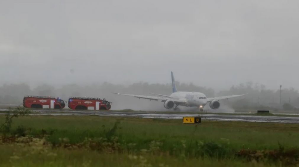El momento en el que el avión de Air Europa aterriza de emergencia en el aeropuerto de Paraguay (Gentileza Telecinco).