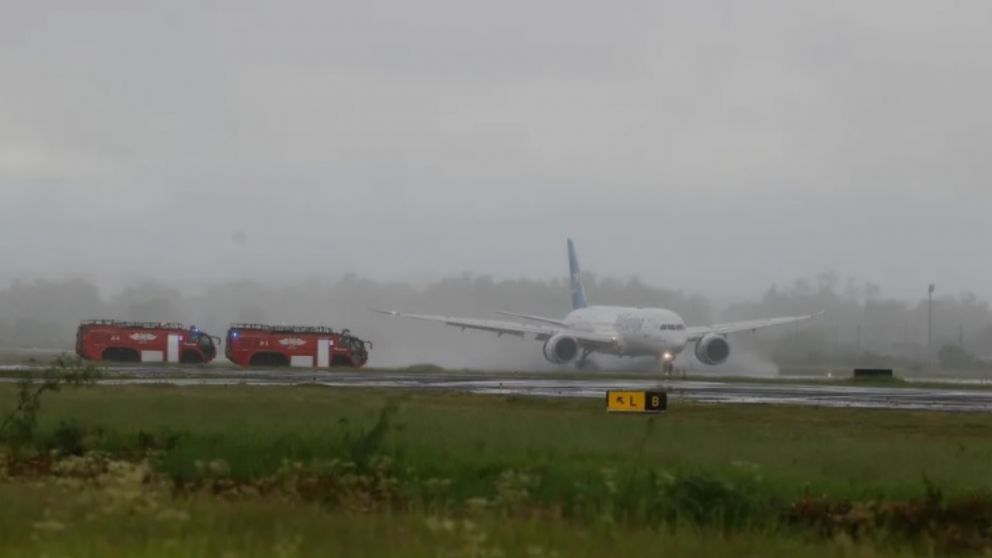 El momento en el que el avión de Air Europa aterriza de emergencia en el aeropuerto de Paraguay (Gentileza Telecinco).