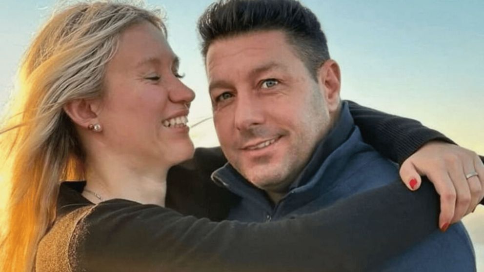 Martín Fernández Loza, de 44 años, la víctima de la tragedia, junto a su novia.