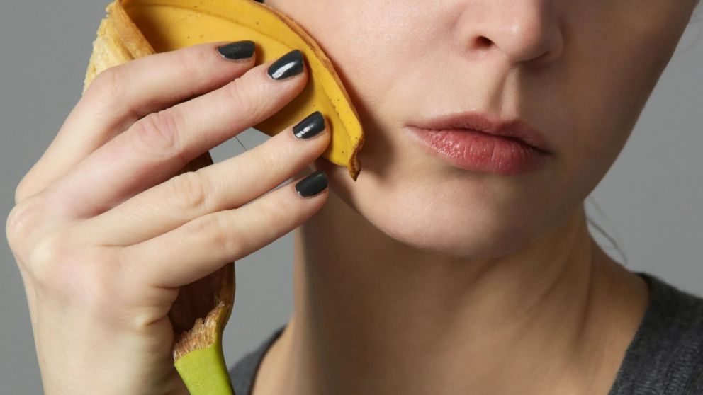 La t�cnica viral para aplicarse "b�tox natural" sobre el rostro.