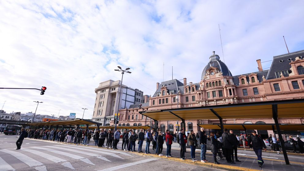 La posible medida de fuerza incluiría el servicio de colectivos.