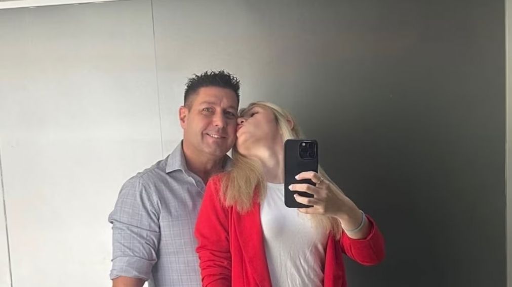 Loza, uno de los pilotos fallecidos en el accidente de la avioneta, junto a su novia.