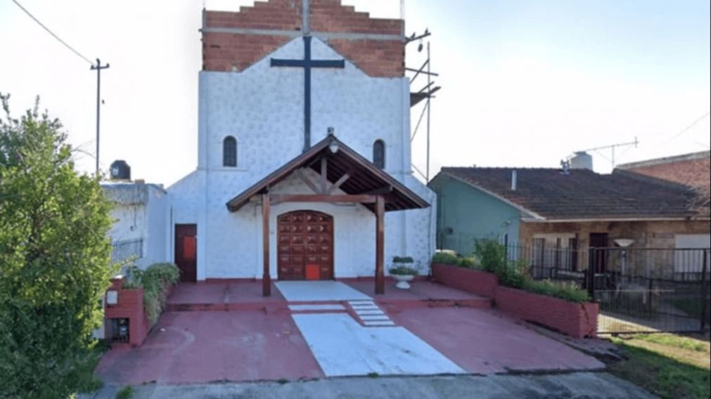 A pesar de la denuncia por acoso sexual el pastor sigue yendo al templo.