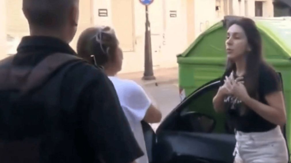 ¡VIDEO! Así reaccionó la mujer al encontrar a su perro muerto dentro del auto.
