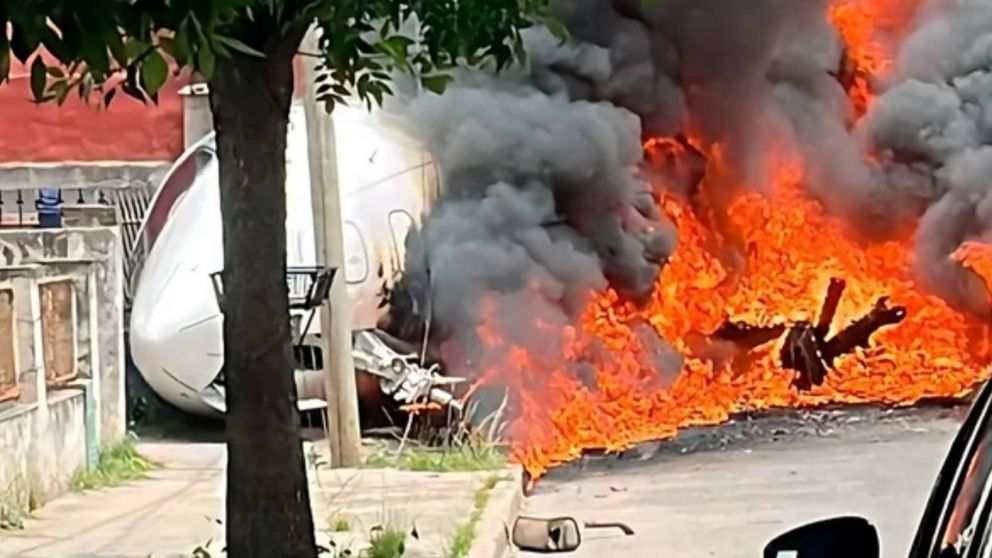 Avión se cayó y destrozó una casa en San Fernando.