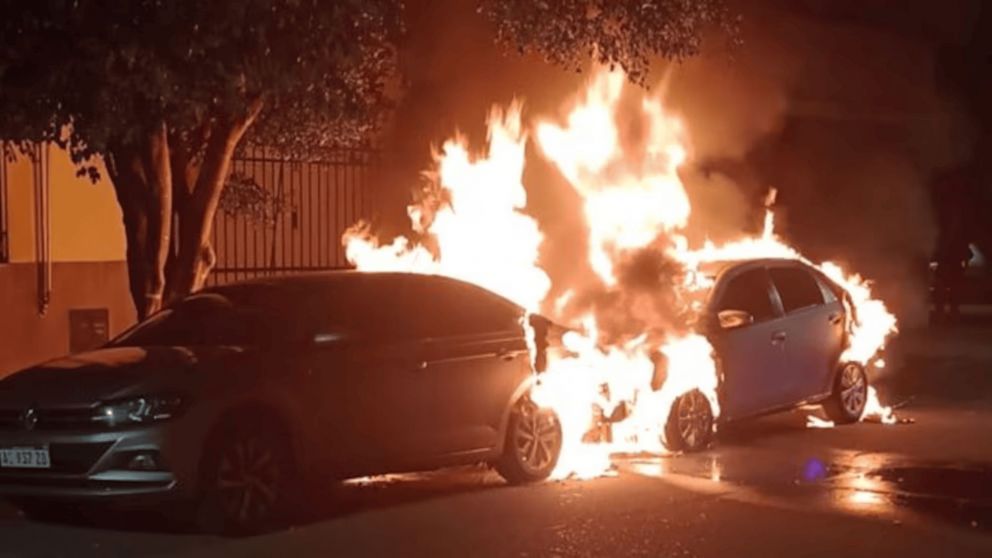 As� quedaron los autos incendiados intencionalmente.
