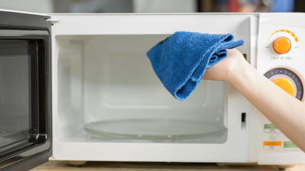 El truco para desinfectar el microondas con solo dos componentes.