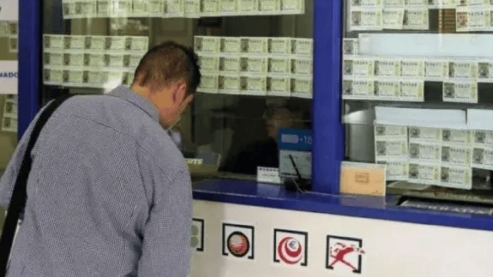 Se despertó en medio de la madrugada, revisó su boleto de la lotería y descubrió que ganó una fortuna