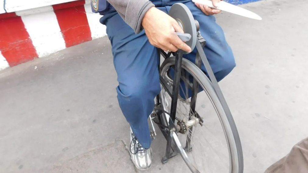 Un afilador de cuchillos estafó a una mujer en La Plata.